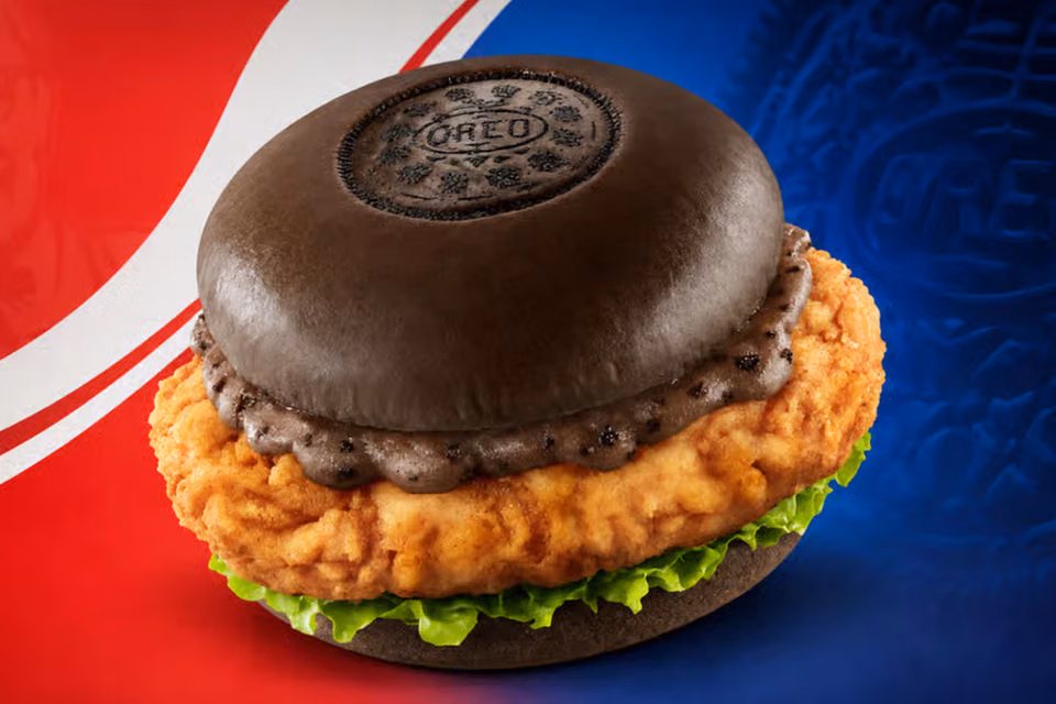 KFC China Perkenalkan Burger Ayam Oreo dengan Roti Hitam Berbumbu Biskuit