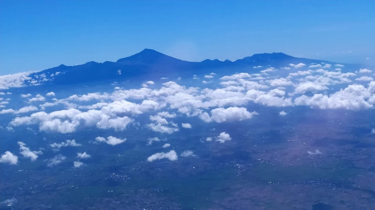 Pendakian Rinjani Kembali Dibuka Secara Terbatas Mulai 1 September, Reservasi Online Dihentikan Jadi Sorotan
