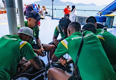 Persebaya Tempuh Perjalanan Laut dan Darat Setelah Penerbangan Dibatalkan